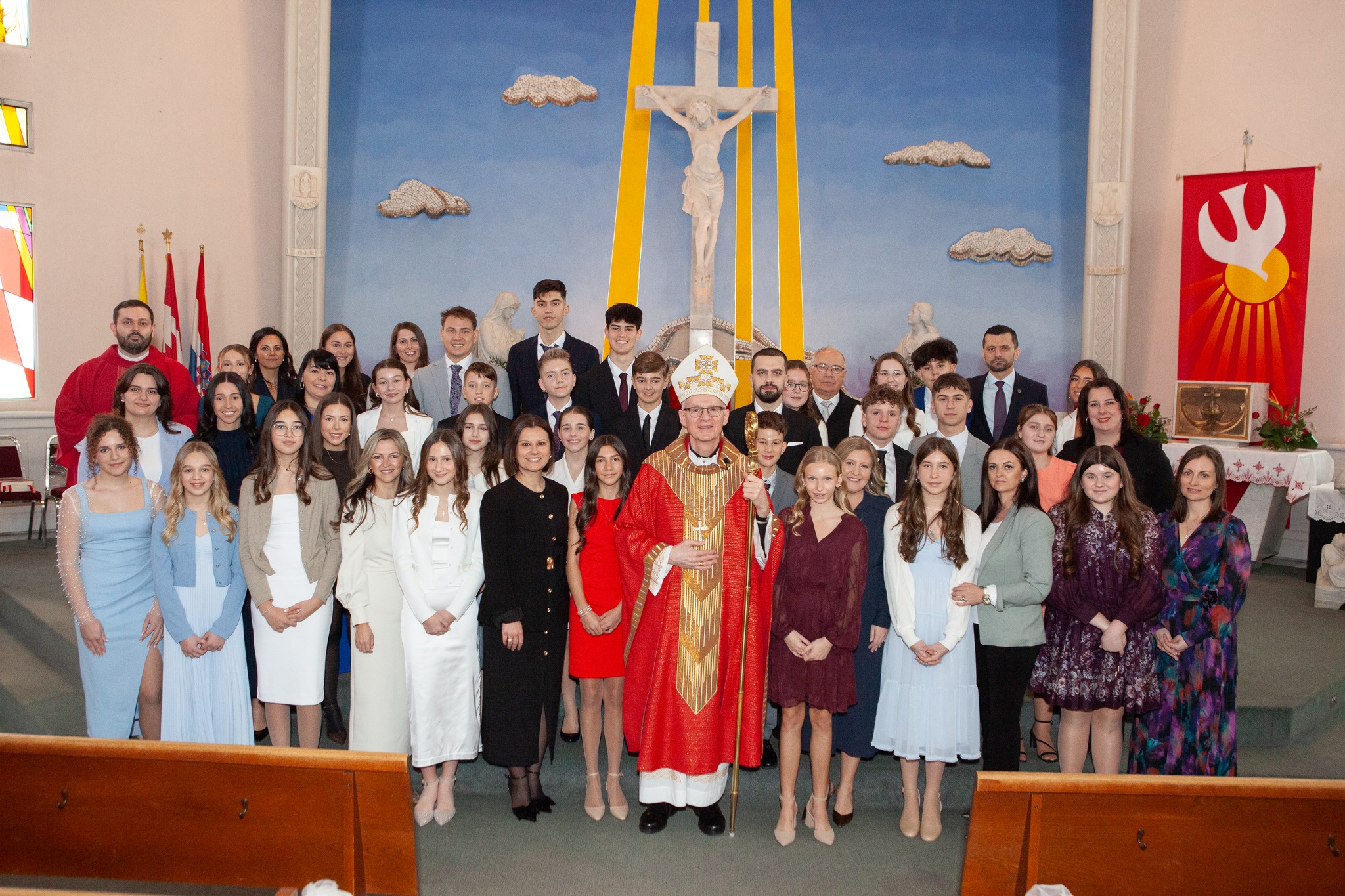 Nadbiskup Petar Antun Rajič podijelio sakrament potvrde u kanadskom ...