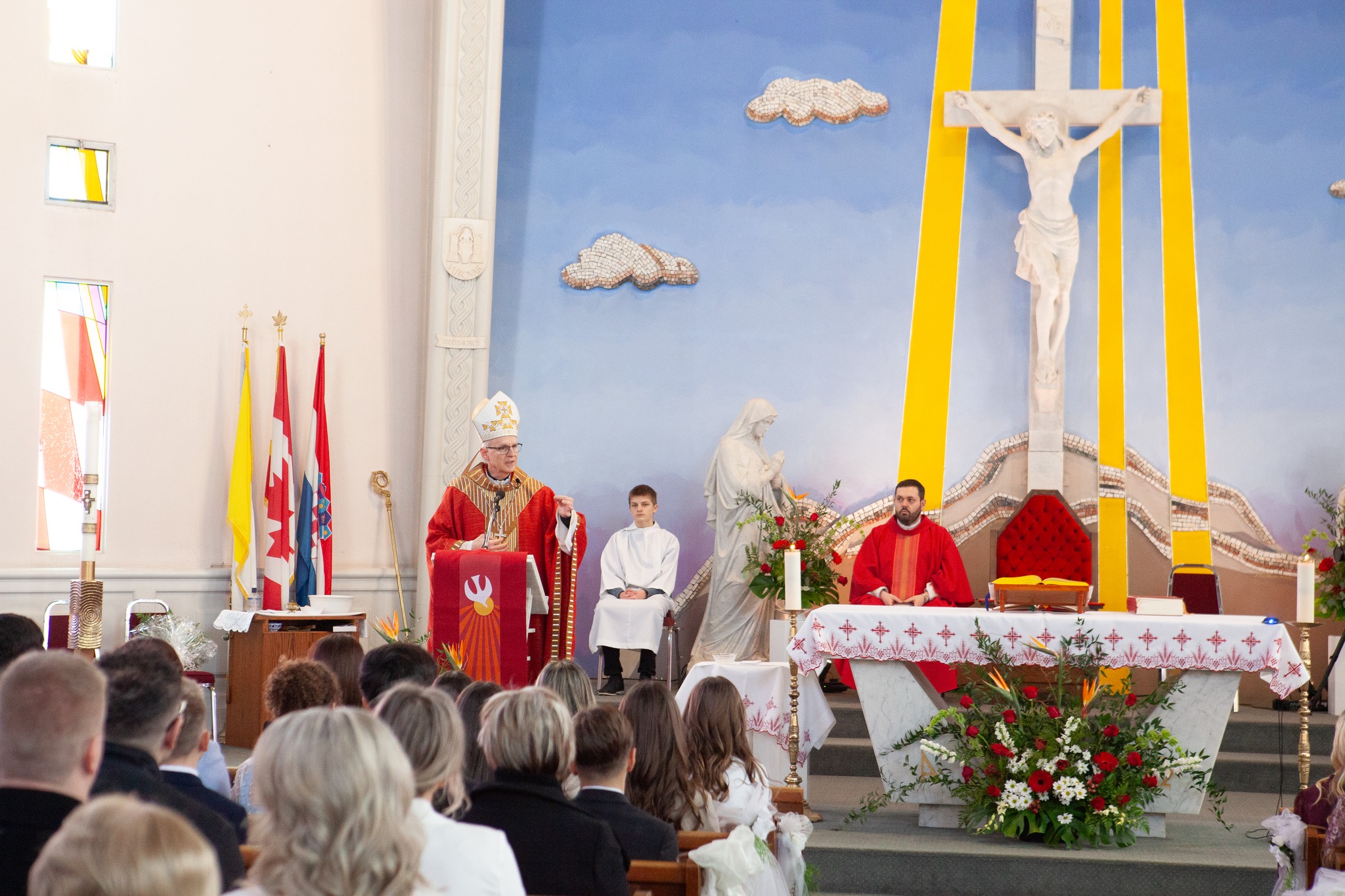 Nadbiskup Petar Antun Rajič podijelio sakrament potvrde u kanadskom ...