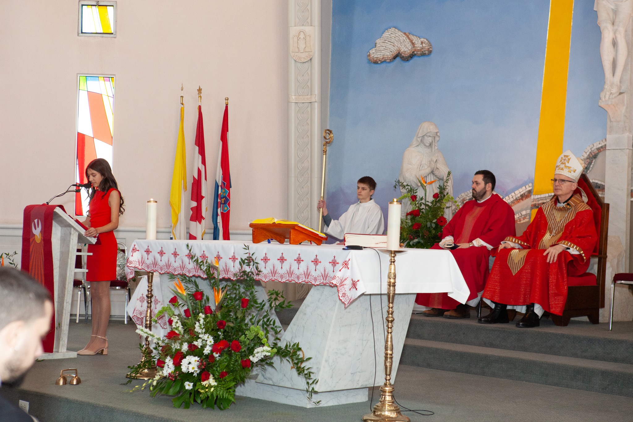 Nadbiskup Petar Antun Rajič podijelio sakrament potvrde u kanadskom ...